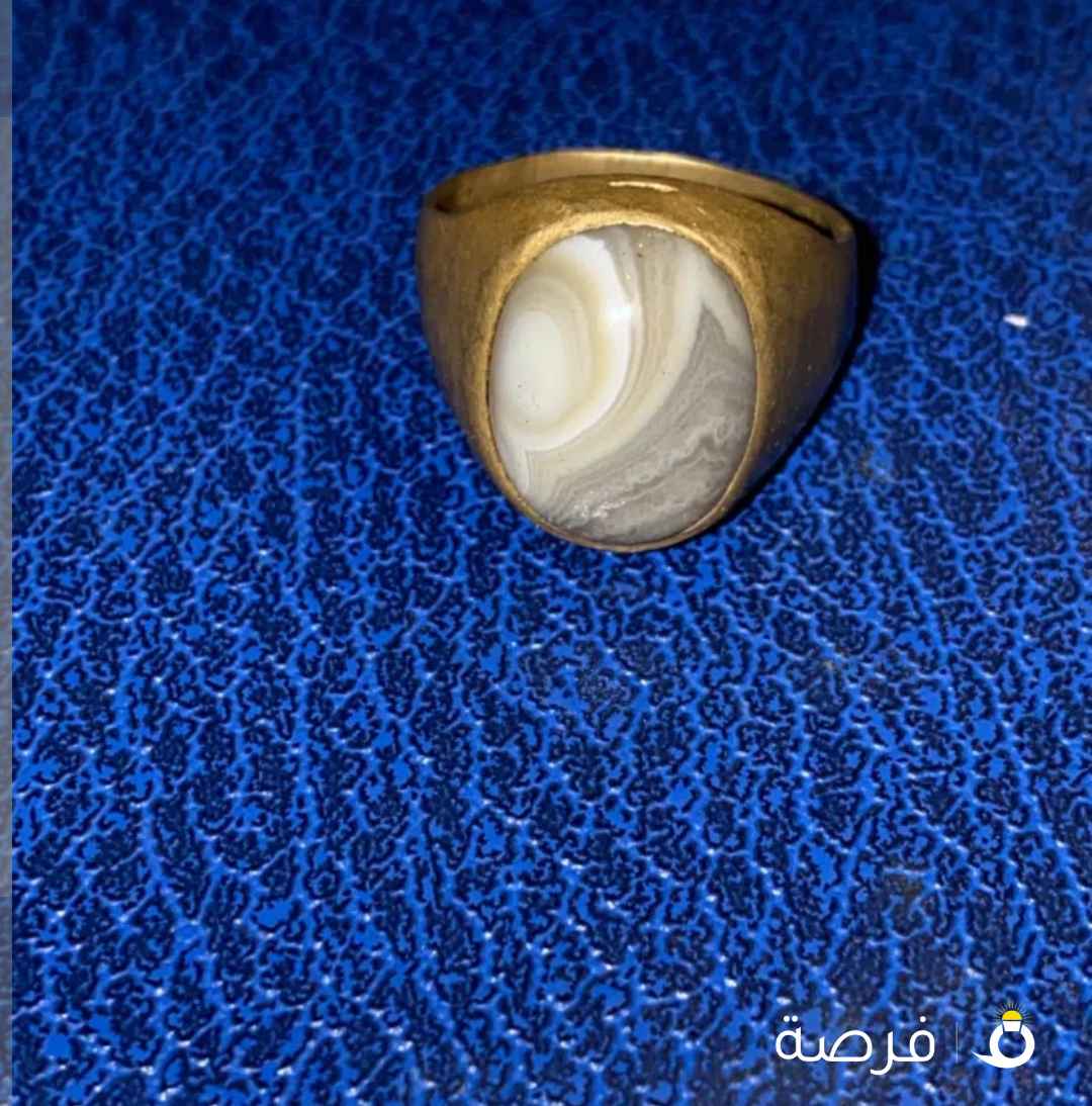 خاتم بحجر قديمين