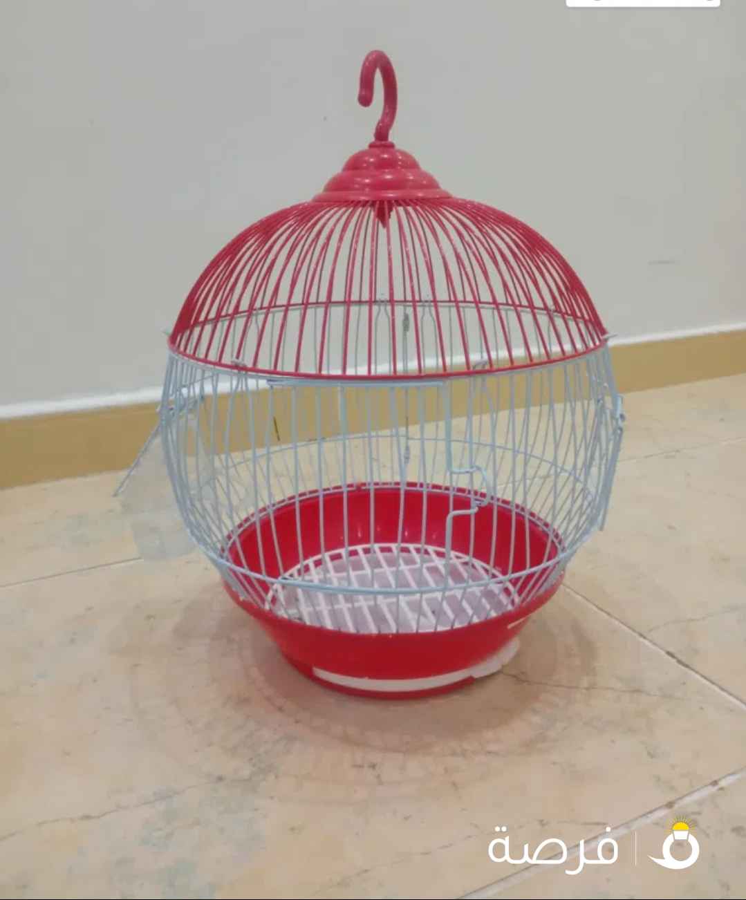 قفص طير لون احمر صغير الحجم للبيع ⁦⁦3⁩⁩دنانير