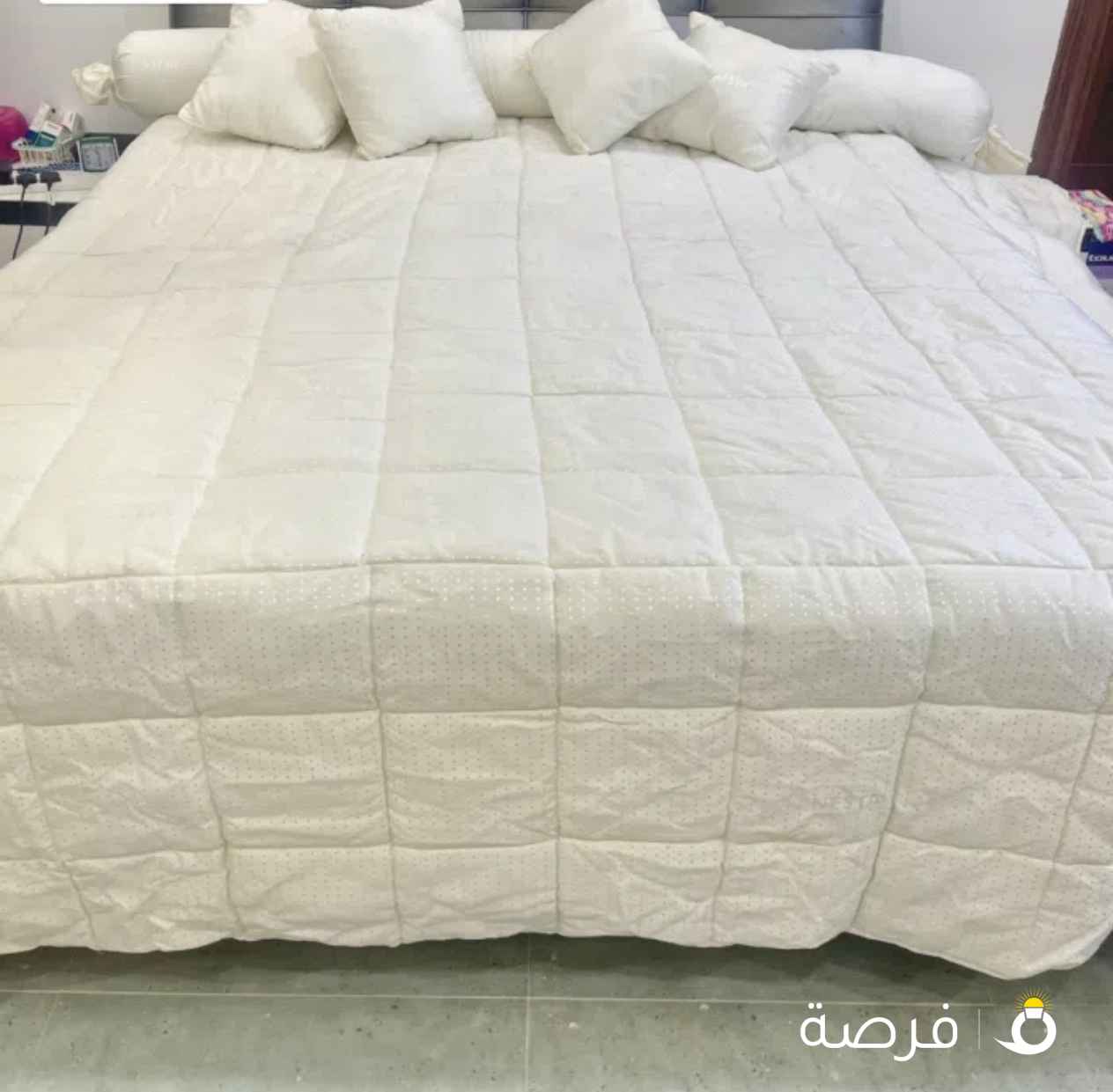 لحاف "غطاء" سرير كينج NESTA مع 4 مساند صغيرة ومسند رفيع بعرض السرير. نوعية ممتازة.