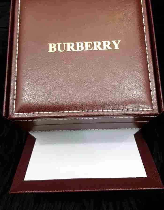 للبيع ساعة BURBERRY سويسريه أصليه جديده غير مستخدمه بكامل المرفقات