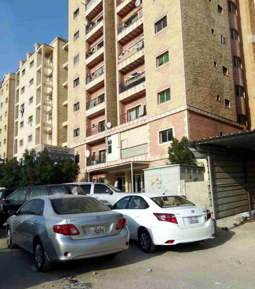 فقط 3 شقق بمجمع سكني علي شارع المطار 55 خيطان