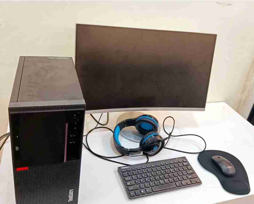 للبيع كمبيوتر مكتبي Lenovo M910 Tower core i7 + Samsung monitor 23 inch