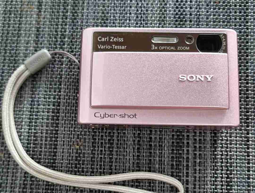 Pink Sony Cybershot Camera For Sale (للبيع كاميرا وردية سوني سيبر شوت)