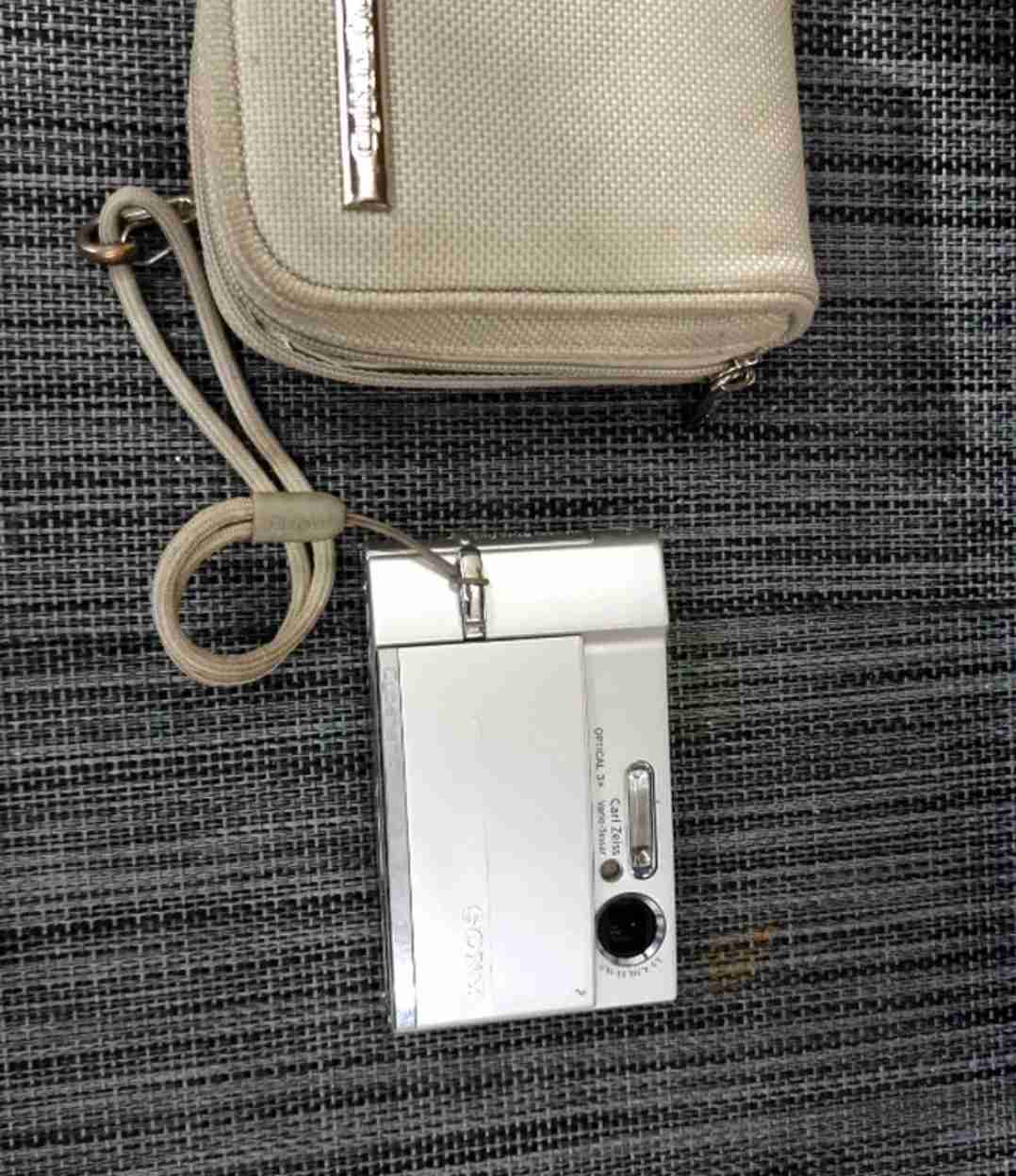 Silver Sony Camera For Sale (للبيع كاميرا رمادي سوني سيبر شوت)