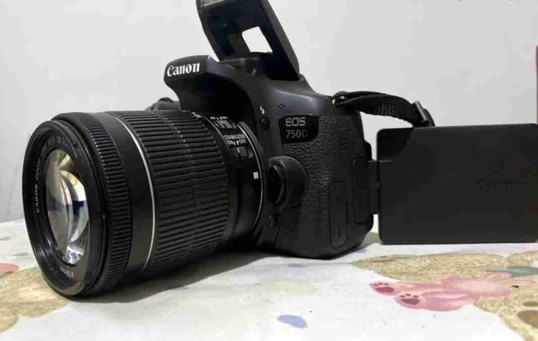 كاميرا كانون EOS 750D شبه جديده