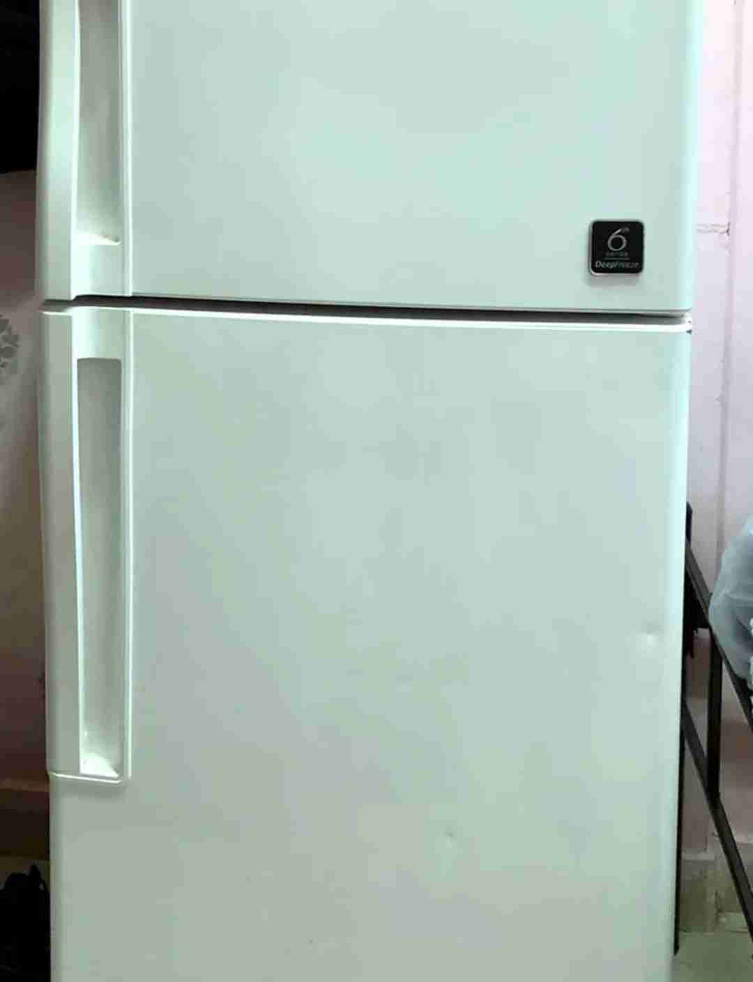 Whirlpool 240L White Color