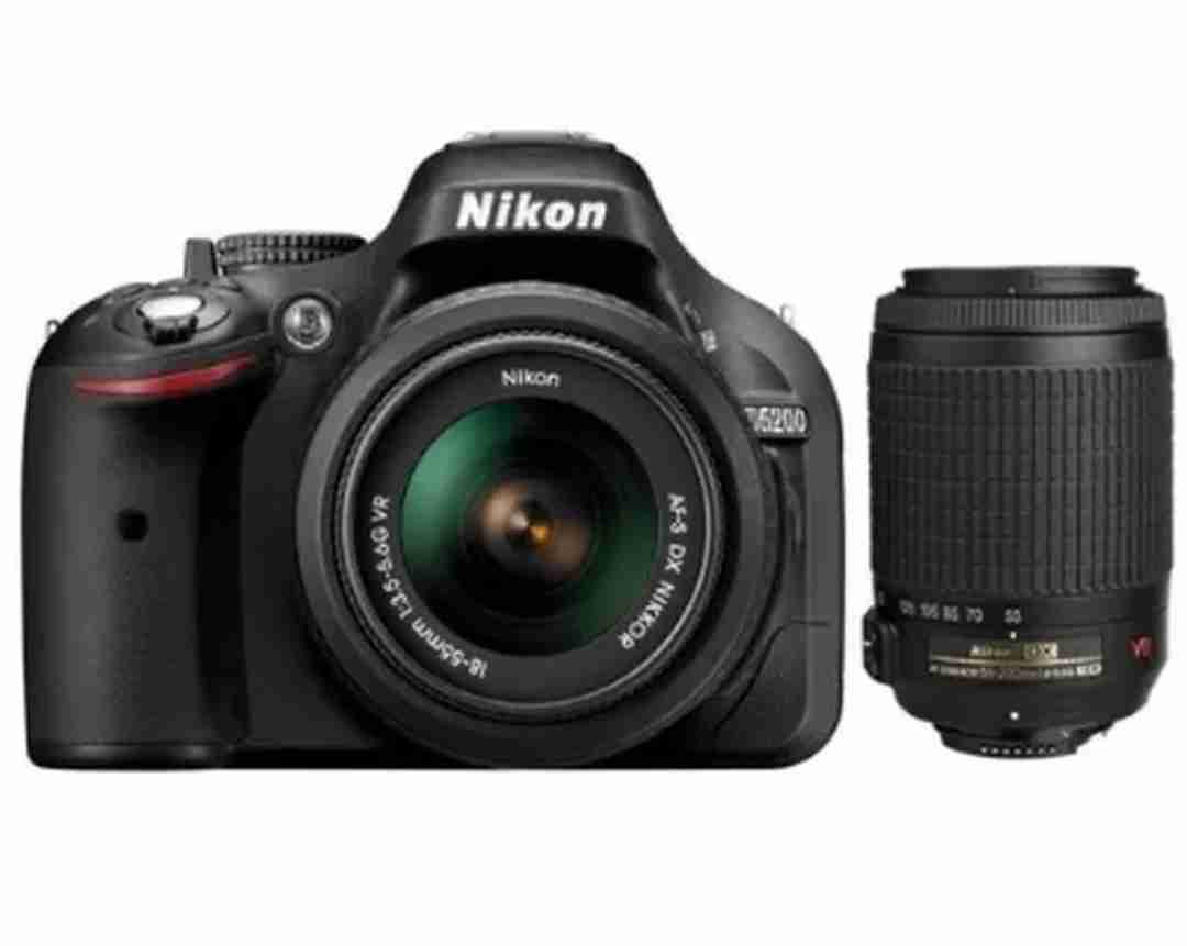 nikon D5200 with 2 lenses كاميرة مع عدستين