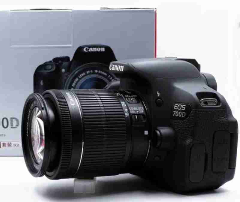 For sale Canon digital camera (body) with 18-55mm telephoto lens 24.2 MP (EOS 700D) for sale