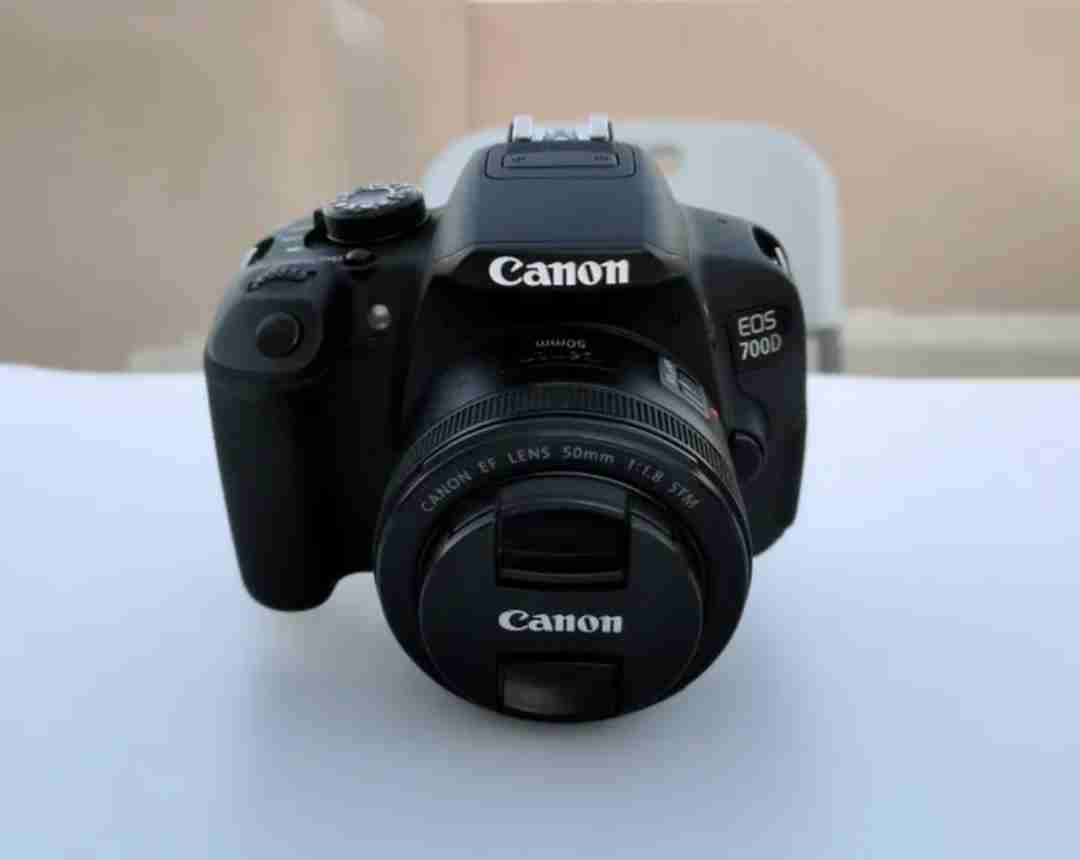 canon 700d مع عدستين