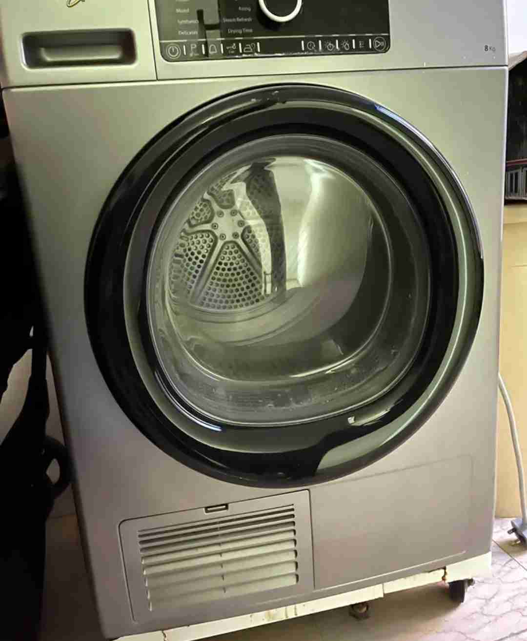 للبيع نشافة مستعملة ويرلبول 8 كيلو بحالة ممتازة جداً Dryer