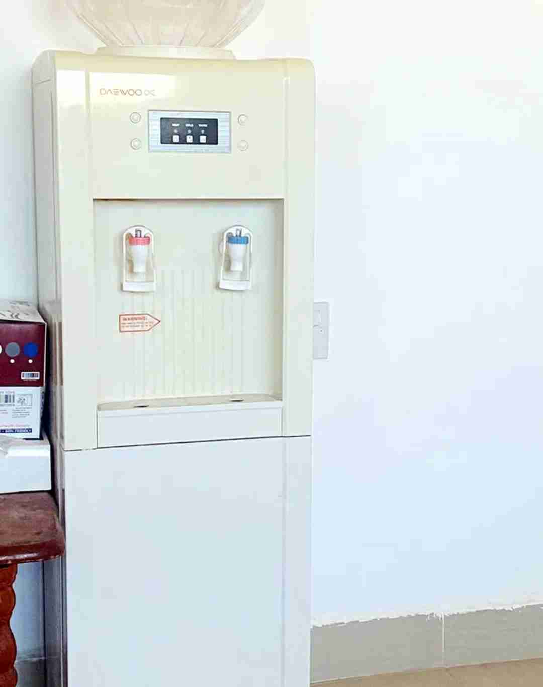 water dispenser (hot/cold) with storage. daewoo brand