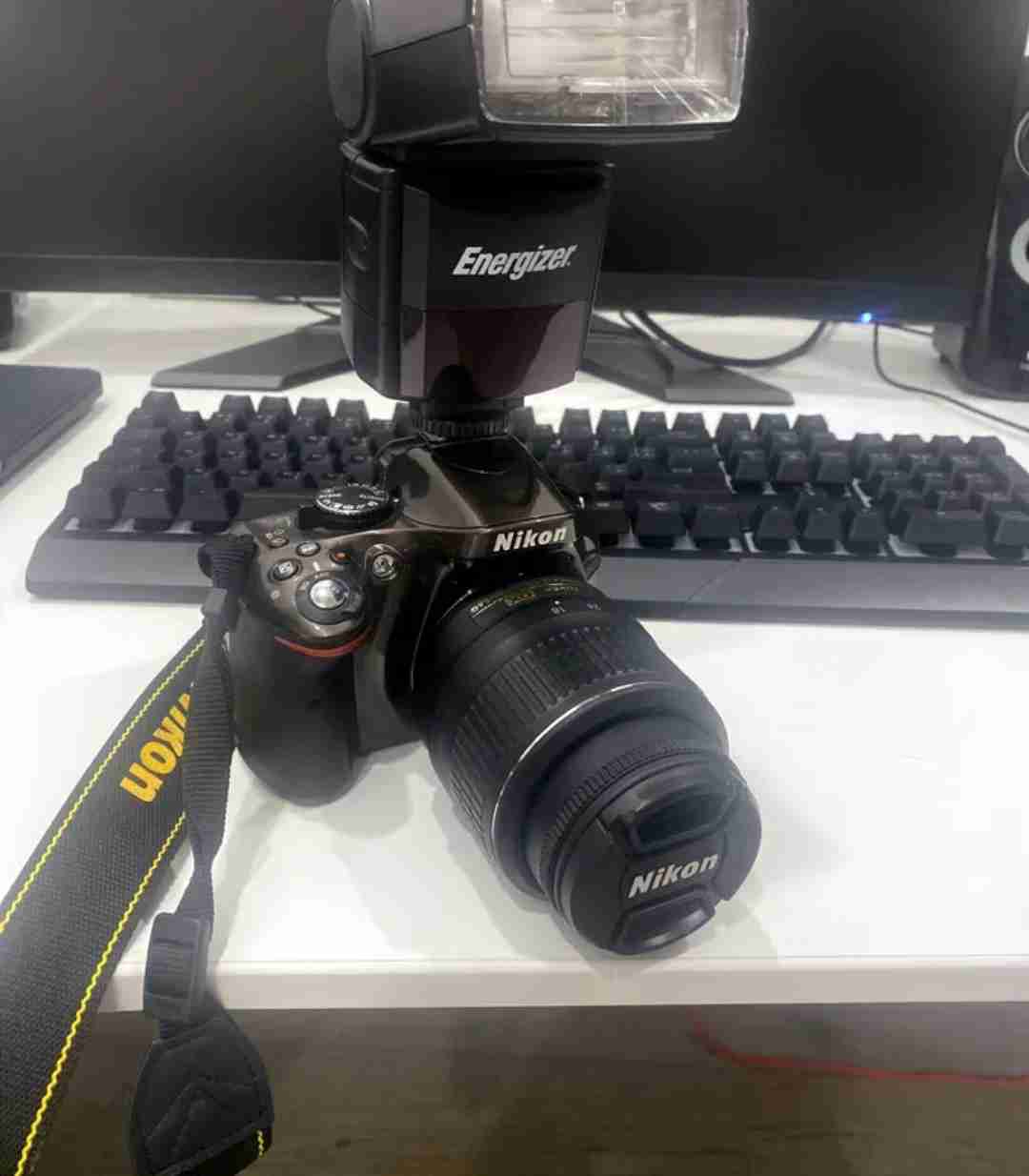 كاميرا Nikon D5200 مع عدية و شاحن و فلاش و جنطة