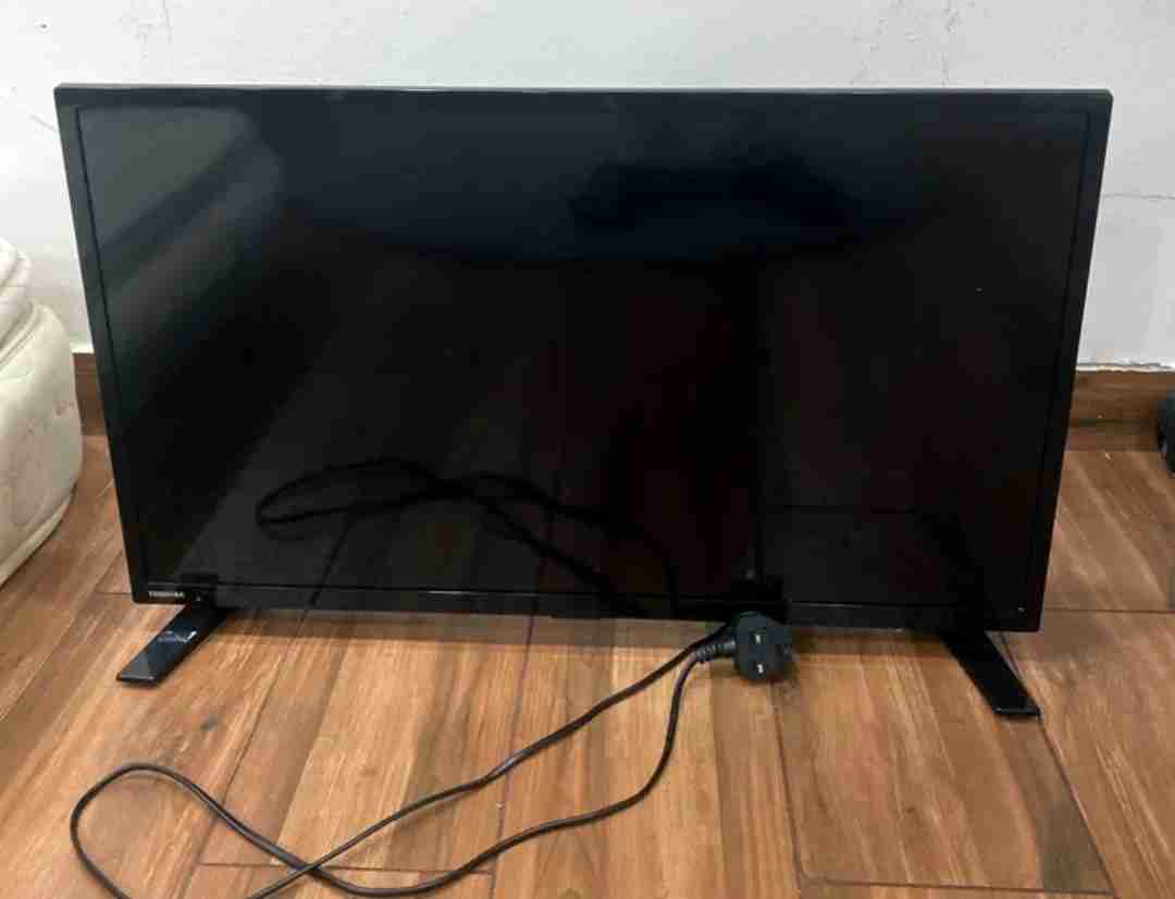 شاشة توشيبا للبيع 60HZ نضيفه صارلها عندي ست اشهر