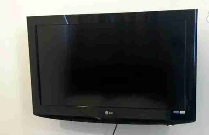 LG 32 inch TV for sale