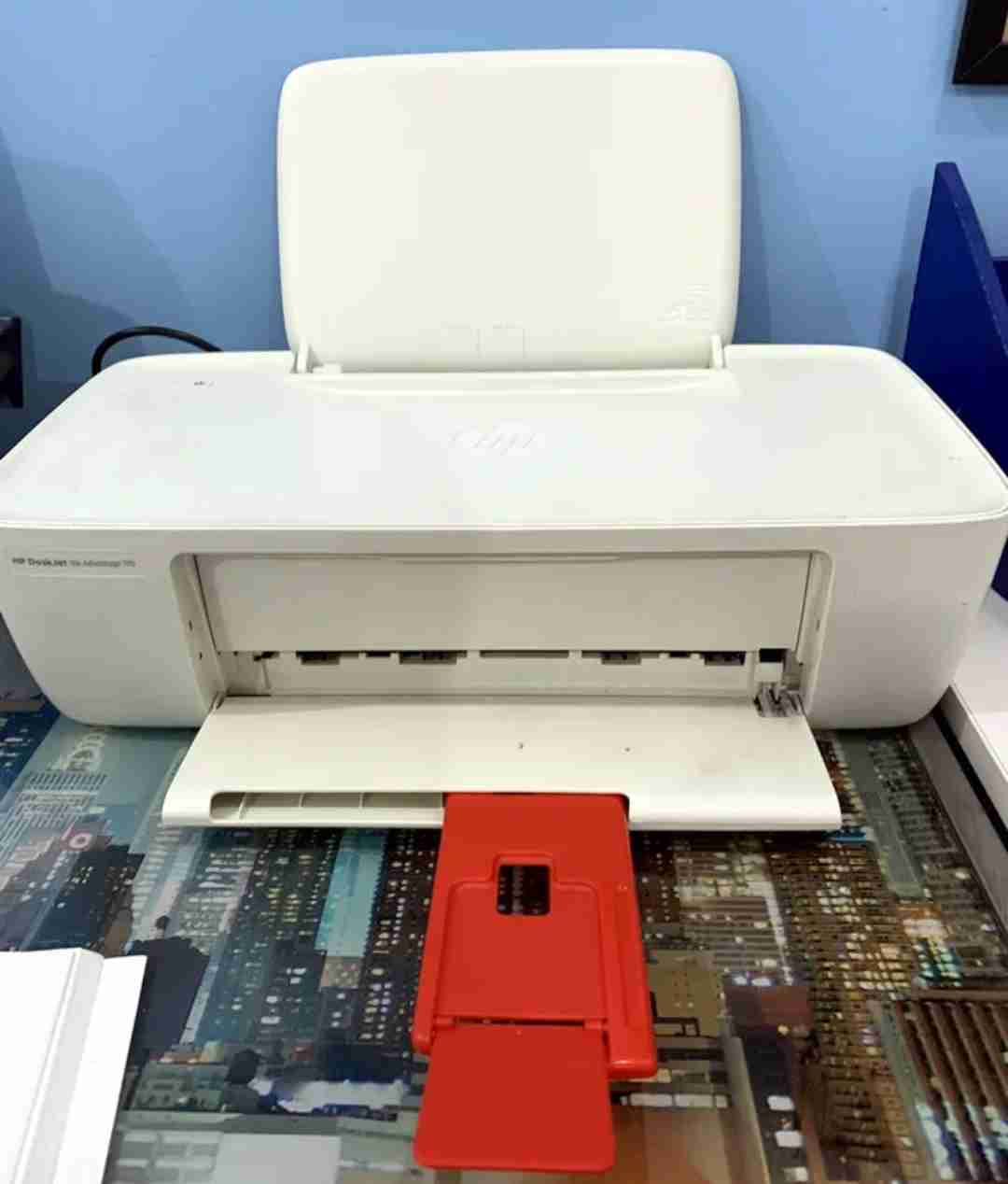 طابعة ملونة hp deskjet مستعملة للبيع ليس بها اي مشاكل