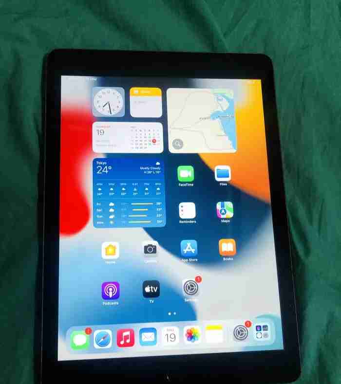 iPad 5 generation WiFi 128 gb everything good