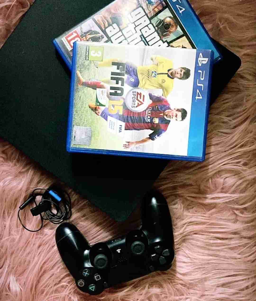 playstation4 with 2 games