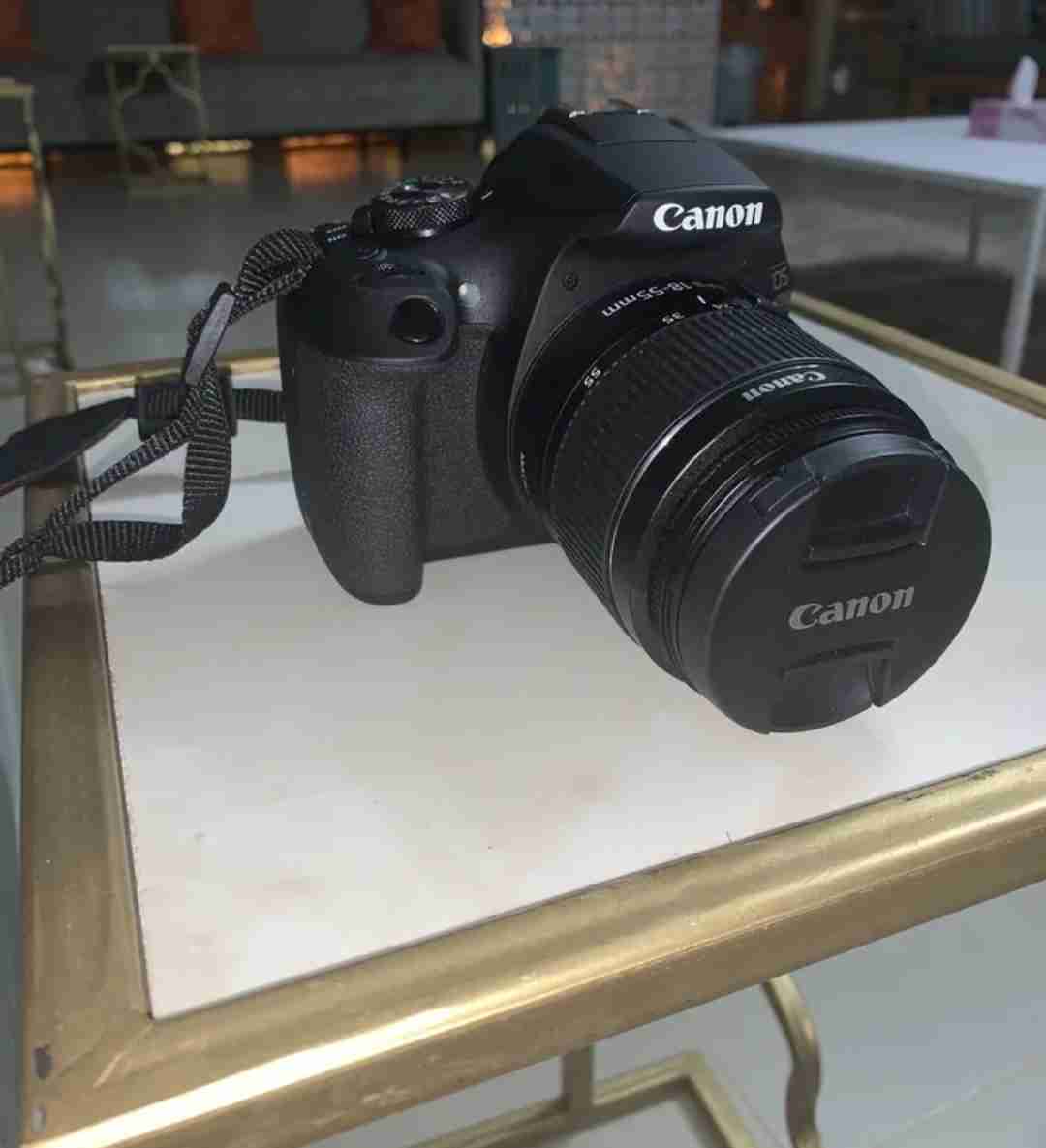 للبيع كاميرا canon Eos 2000D