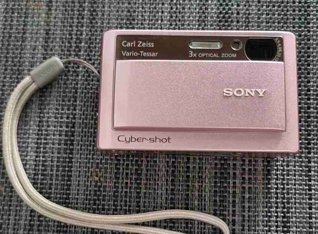 Pink Sony Cybershot Camera For Sale (للبيع كاميرا وردية سوني سيبر شوت)