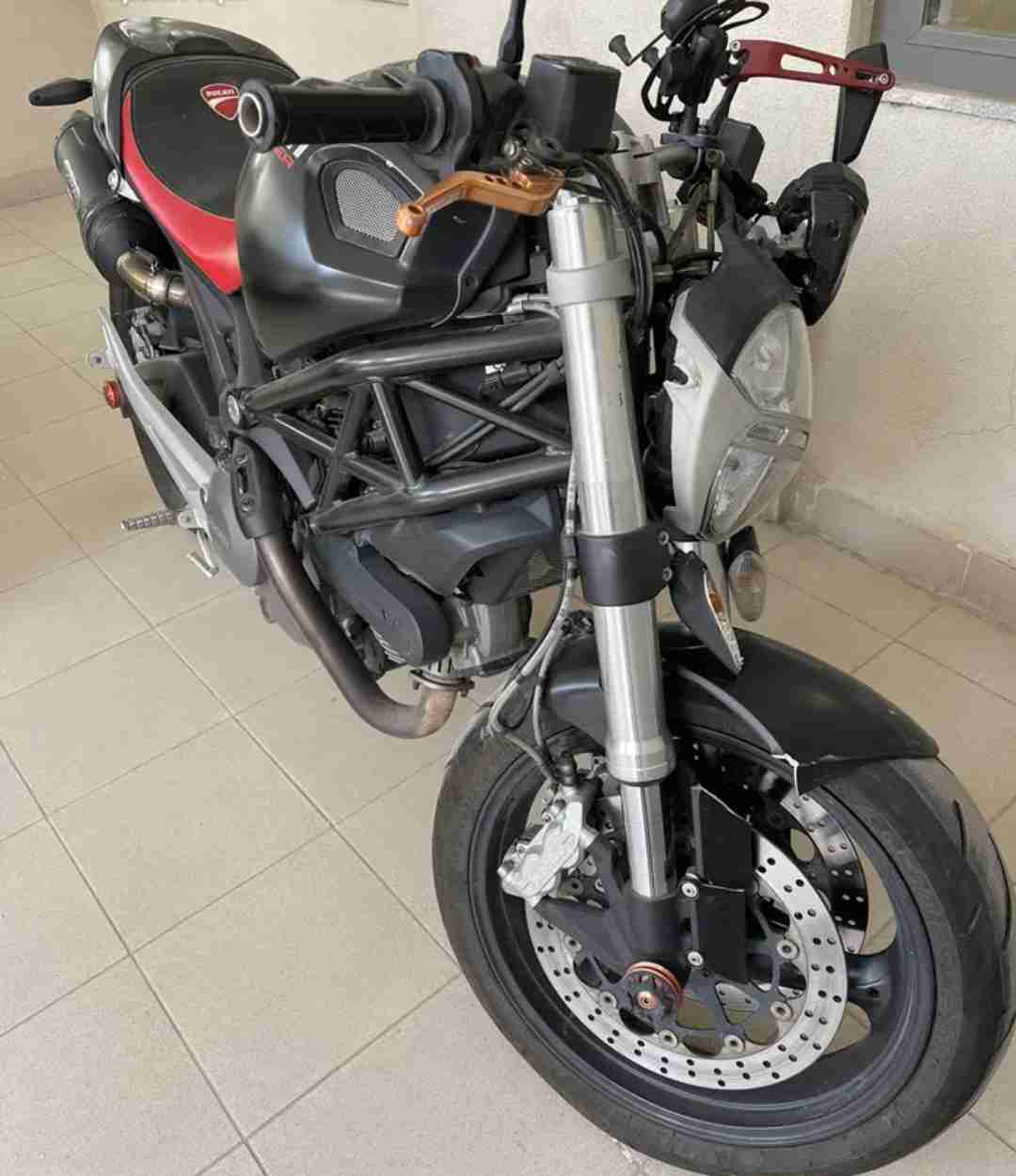 Ducati Monster 696حولي