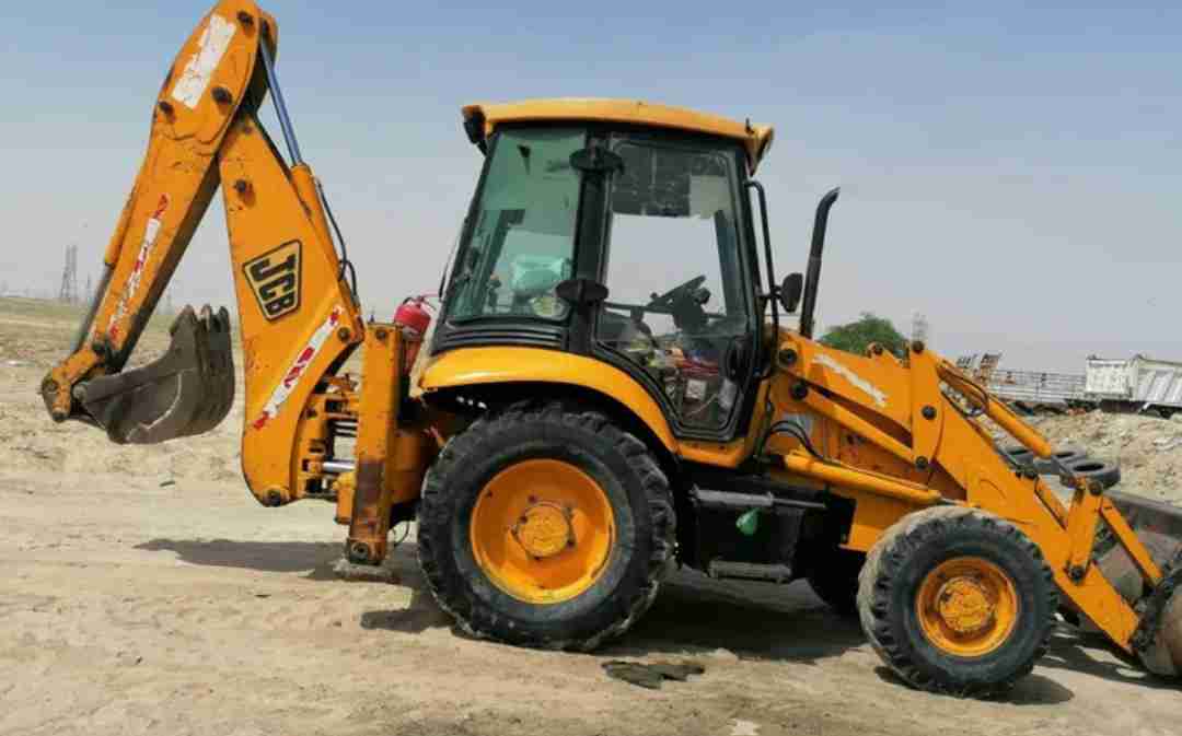 JCB (3cx) حفرياتExcavator 2004 Model for sale and available on rent.للإيجار /للبيع جي سي بي