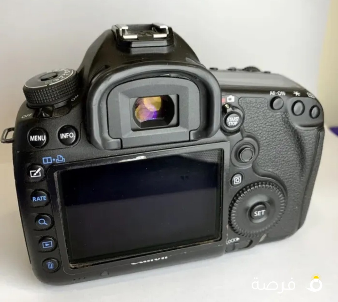 كاميرا canon 5d mark iii مع المايك والعدسه 50mm والشنطه